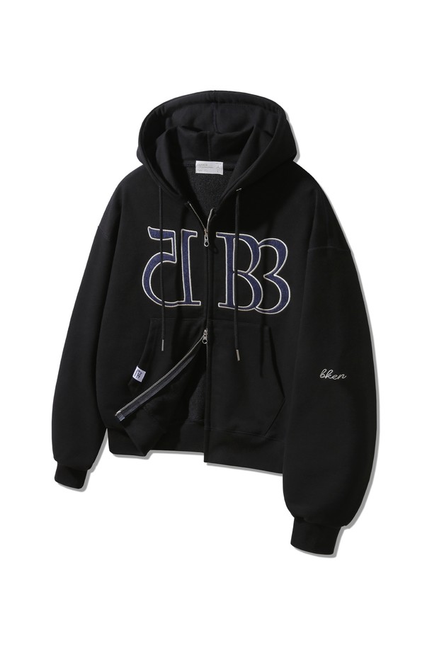 1583 Women semi crop 투웨이 후드집업 BK7992_블랙은 여성용 아우터 후드집업입니다. 일상, 캐주얼 및 스포티한 스타일을 위한 아이템으로, 봄/가을 계절에 적합합니다. 블랙, 크림블랙, 스카이블루/네이비, 멜란지그레이/블랙 총 4가지 컬러 옵션으로 제공되며, 크롭 기장과 레귤러핏으로 디자인되었습니다. 면과 폴리에스테르 혼방의 두꺼운 프렌치테리 원단으로 제작되어 부드러운 촉감을 선사하며, 2웨이 지퍼, 타이포그래피 디자인, 새틴 자수 등의 특징을 갖추었습니다. 동네 마실룩, 산책룩 등 편안한 활동에 활용하기 좋습니다.
