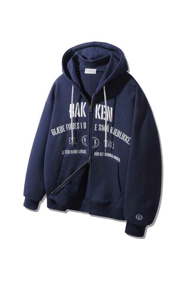 포시즌 Embroidered 투웨이 후드집업 BK7993_네이비는 남녀 모두 착용 가능한 후드집업입니다. 네이비 컬러의 레귤러핏으로, 봄, 가을, 겨울에 보온성을 높여주는 두꺼운 두께감의 제품입니다. 면과 폴리에스테르 혼방 소재의 프렌치테리 원단을 사용하여 부드러운 촉감을 선사하며, 2-WAY 지퍼와 타이포그래피 자수, 오버록 스티치 마감 디테일이 돋보입니다. 일상, 집콕, 겨울 데일리룩 등 다양한 TPO에 캐주얼, 스포티, 미니멀 스타일로 활용하기 좋습니다.
