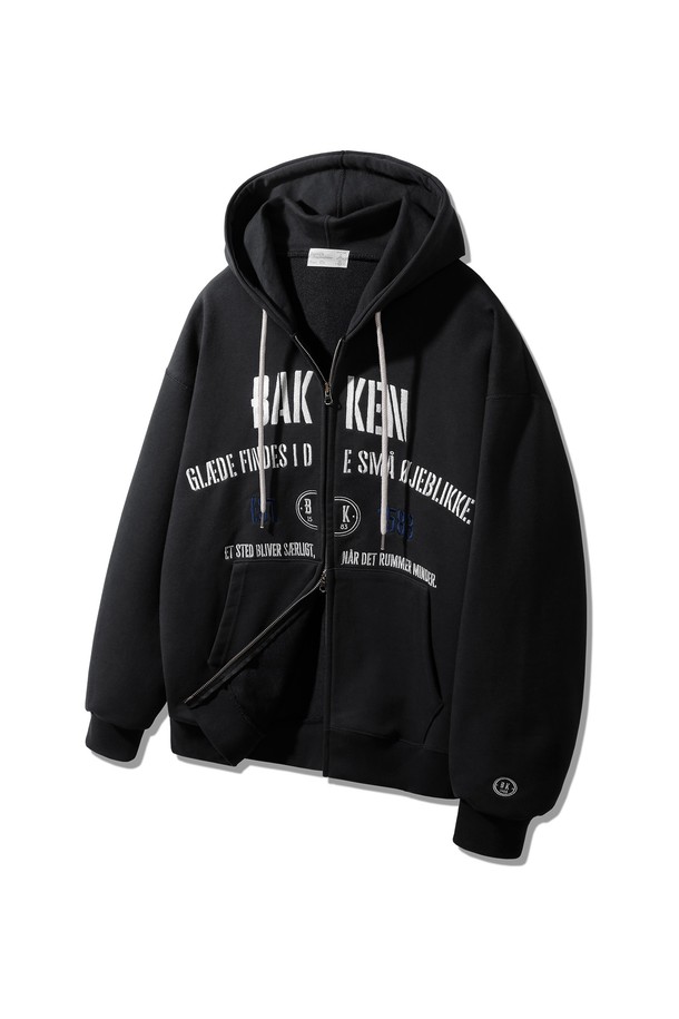 포시즌(Four Season) Embroidered 투웨이 후드집업 BK7993_블랙은 부드러운 프렌치테리 면과 폴리에스테르 혼방 소재로 제작되어 사계절 내내 활용하기 좋은 후드 집업입니다. 캐주얼하고 베이직한 스타일로, 일상복은 물론 동네 마실룩이나 집콕룩으로도 편안하게 착용할 수 있습니다. 레귤러핏에 투웨이 지퍼 여밈으로 활동성을 높였으며, 자수 디테일과 오버록 스티치 마감, 내추럴 실루엣이 특징입니다. 블랙 컬러에 레터링과 로고 패턴으로 포인트를 더해 미니멀하면서도 세련된 무드를 연출합니다. 두꺼운 두께감으로 보온성을 높였으며, 긴 소매 기장으로 안정감을 더했습니다.
