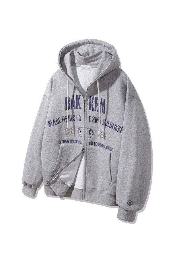 포시즌 Embroidered(엠브로이더드) 투-웨이 후드집업 BK7993_멜란지그레이는 남녀 모두 착용 가능한 사계절용 후드집업입니다. 부드러운 프렌치테리 면, 폴리에스테르 혼방 소재로 제작되어 편안한 착용감을 선사하며, 레귤러핏으로 제작되어 어떤 스타일에도 쉽게 매치할 수 있습니다. 투-웨이 집업 디자인으로 다양한 연출이 가능하며, 멜란지그레이, 네이비, 블랙 세 가지 색상으로 출시되었습니다. 후드와 긴 소매, 텀블건조 가공과 오버록 스티치 마감, 타이포그래피 자수 디테일이 돋보이는 캐주얼, 미니멀 스타일의 후드집업으로, 동네 마실룩, 집콕룩, 겨울 데일리룩에 활용하기 좋습니다.
