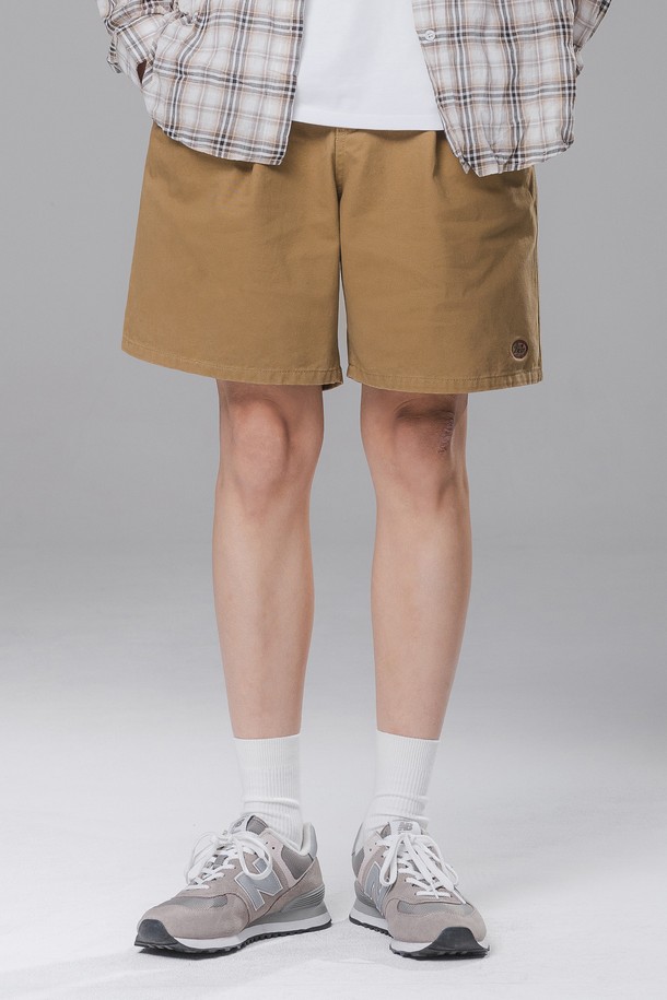 **원턱 코튼 쇼츠 BK7827_베이지**는 부드러운 촉감의 고밀도 코튼 소재로 제작되어 편안한 착용감을 선사합니다. 미니멀하고 캐주얼한 스타일의 이 숏팬츠는 봄, 여름 시즌 데이트룩, 동네 마실룩, 카페룩 등 다양한 TPO에 활용하기 좋습니다. 레귤러핏으로 디자인되었으며, 원턱 디테일과 뒷밴딩 처리로 활동성을 높였습니다. 베이지, 네이비, 블랙 세 가지 색상으로 출시되어 폭넓은 선택이 가능하며, 로고 자수 디테일로 은은한 포인트를 더했습니다.
