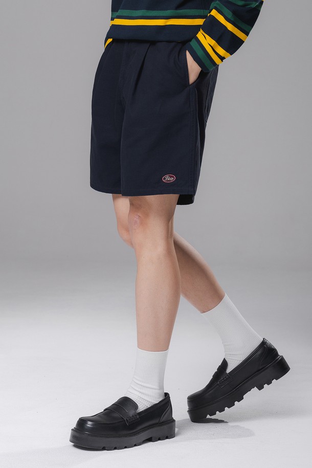 네이비 컬러의 원턱 코튼 쇼츠 BK7827입니다. 부드러운 촉감의 면 소재로 제작되어 편안한 착용감을 선사하며, 데일리룩에 활용하기 좋습니다. 허리 뒷밴딩 처리로 편안함을 더하고, 원턱 디테일이 돋보이는 레귤러핏 숏팬츠입니다. 미니멀 로고 자수로 포인트를 더했으며, 텀블 가공 처리를 통해 변형과 수축을 최소화했습니다. 미니멀, 클래식, 캐주얼 스타일을 즐기는 분들께 추천하며, 동네 마실룩이나 카페룩에 매치하기 좋습니다.
