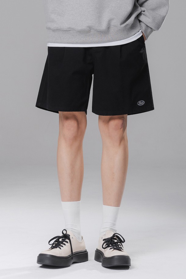 원턱 코튼 쇼츠 BK7827_블랙은 편안한 착용감을 선사하는 남성용 반바지입니다. 부드러운 면 소재로 제작되어 여름철에도 시원하게 입을 수 있으며, 얇은 두께감으로 활동성을 높였습니다. 베이직하고 캐주얼한 디자인에 레귤러핏으로 제작되어 어떤 상의와도 잘 어울립니다. 일상복이나 가벼운 여행 시 동네 마실룩으로 활용하기 좋으며, 캐주얼, 미니멀, 클래식 스타일을 즐기는 분들께 추천합니다. 원턱 디테일이 밋밋함을 덜어주어 더욱 세련된 느낌을 줍니다.
