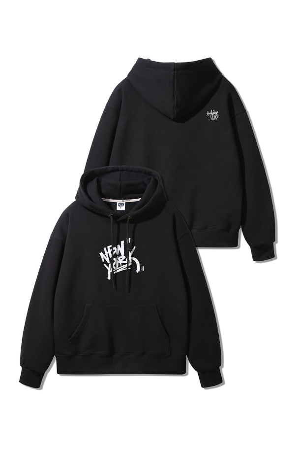 NEWYORK SILICON(뉴욕 실리콘) 프린트 오버핏 후드티 AVH305는 캐주얼, 스트리트, 미니멀 스타일을 모두 아우르는 공용 후드티입니다. 부드러운 촉감의 프렌치테리 면, 폴리에스터 혼방 소재에 고밀도 원단을 사용하여 두께감이 느껴지며, 텀블워싱 가공으로 편안한 착용감을 선사합니다. 실리콘 프린트 로고와 4가지 세련된 컬러(그레이, 카키, 와인, 블랙)는 개성 있는 스타일을 연출하며, 오버핏 디자인과 레귤러 기장으로 편안하게 착용 가능합니다. 깔끔한 디자인으로 동네 마실룩, 캠핑룩, 겨울 데일리룩 등 다양한 TPO에 활용하기 좋습니다. 트리플 스티칭 마감으로 내구성을 높였습니다.
