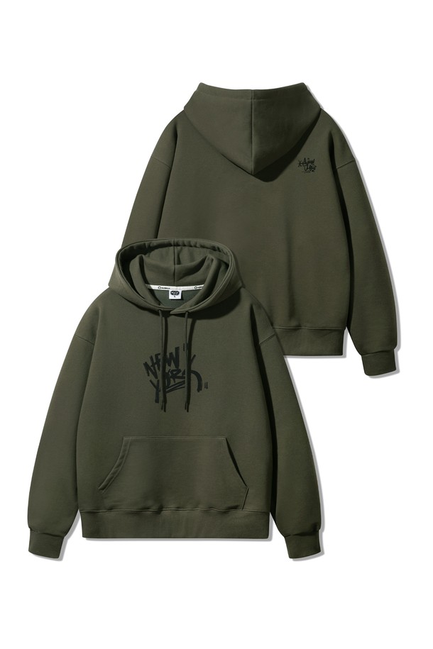 뉴욕 실리콘 프린트 오버핏 후드티 AVH305는 일상, 집콕룩, 동네 마실룩, 겨울 데일리룩에 적합한 제품입니다. GRAY, KHAKI, WINE, BLACK 4가지 색상으로 출시되었으며, 스트릿, 미니멀, 캐주얼 스타일을 연출하기 좋습니다. 광택감 있는 실리콘 나염과 부드러운 촉감의 프렌치 테리 원단을 사용하여 제작되었습니다. 고밀도 원단, 우수한 신축성, 암홀 부분 삼봉 봉제 마감, 테터 텀블 가공으로 완성도를 높였습니다. 오버핏 디자인과 긴 소매 기장으로 편안하고 트렌디한 스타일을 완성해 보세요.
