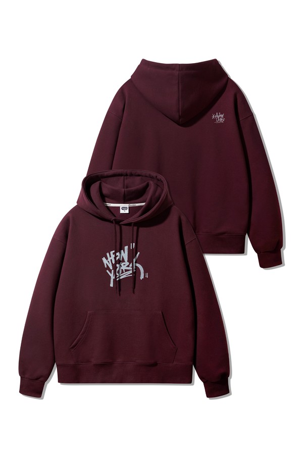 NEWYORK SILICON (뉴욕 실리콘) 프린트 오버핏 후드티 AVH305는 가을, 겨울 시즌에 어울리는 남녀 공용 후드티입니다. 부드러운 촉감의 프렌치테리, 고밀도 면, 폴리에스테르 혼방 소재로 제작되었으며, 넉넉한 오버핏으로 편안한 착용감을 제공합니다. 전면에 실리콘 프린팅된 그래피티 디자인과 트리플 스티치 디테일이 특징이며, 블랙, 그레이, 카키, 와인 4가지 컬러로 만나볼 수 있습니다. 캐주얼, 스트릿, 미니멀 스타일을 즐기는 분들께 겨울 데일리룩, 집콕룩, 가을 나들이룩으로 추천합니다.
