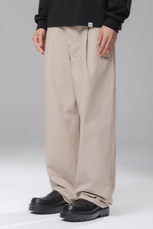 비조 디테일 데일리 스트레이트 코튼 팬츠 BK7823_베이지는 남성용 코튼 팬츠입니다. 베이지와 블랙 두 가지 색상으로 출시되었으며, 봄, 여름, 가을 계절에 착용하기 좋습니다. 미니멀하고 베이직한 스타일로, 출근룩과 데이트룩에 모두 적합합니다. 얇고 부드러운 면 소재로 제작되어 편안한 착용감을 선사하며, 비조 디테일로 허리 사이즈를 간편하게 조절할 수 있습니다. 원턱 디테일과 히든 버튼, 백포켓 상단 우븐라벨이 디자인의 완성도를 높이고, 통기성과 흡습성이 뛰어나 쾌적하게 착용 가능합니다.
