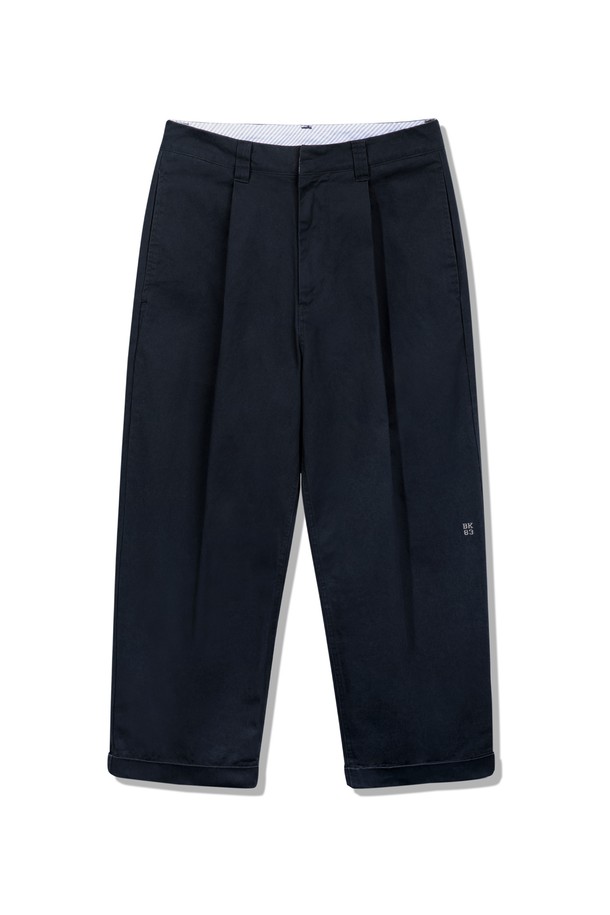 클래식 자수 포인트 롤업 치노 팬츠 BK7822_네이비는 부드러운 면 소재로 제작되어 편안한 착용감을 선사합니다. 네이비 컬러에 클래식한 무드를 더했으며, 롤업 디자인으로 포인트를 주었습니다. 레귤러 핏으로 제작되어 어떤 스타일에도 잘 어울리며, 스냅 버튼, 웨이스트 스트라이프, 밑단 클립 디테일, 레터링 자수, 우븐 라벨 등의 섬세한 디테일이 돋보입니다. 데이트룩과 카페룩에 매치하여 미니멀하면서도 캐주얼한 스타일을 연출해보세요. 원턱 디자인으로 편안함과 스타일을 모두 잡았습니다.
