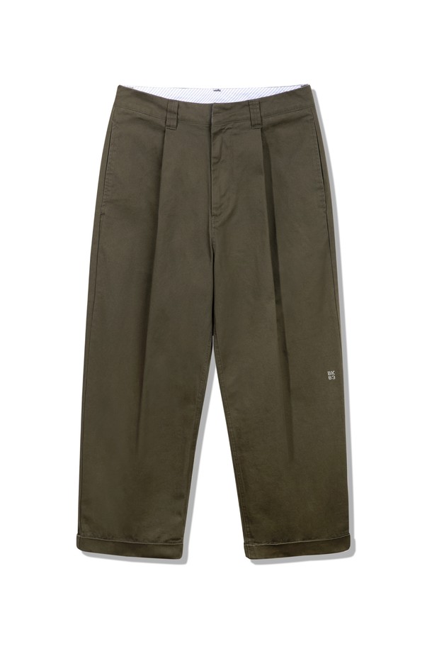 클래식 자수 포인트 롤업 치노 팬츠 BK7822_카키는 남성용 치노 팬츠입니다. 카키, 베이지, 네이비 3가지 색상으로 출시되었으며, 봄, 여름, 가을에 착용하기 좋습니다. 얇고 부드러운 면 소재로 제작되어 통기성과 흡습성이 뛰어나 편안한 착용감을 제공합니다. 레귤러핏으로 제작되었으며, 롤업 스타일로 시원한 느낌을 더했습니다. 원턱 디테일, 자수 포인트, 웨이스트 스트라이프, 깔끔한 햄 클립 디테일이 돋보이며, 데이트룩과 출근룩 등 다양한 TPO에 활용 가능합니다.
