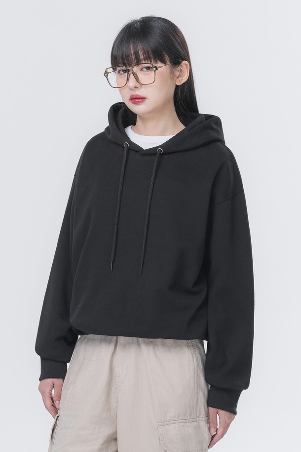 페이크 밴딩 자동넣입 후드 티셔츠 AVH332는 캐주얼, 미니멀, 시티보이 스타일을 즐기는 분들을 위한 상의입니다. 봄, 가을 시즌에 적합하며, 편안한 핏과 부드러운 촉감을 선사하여 동네 마실룩이나 캠핑룩으로 활용하기 좋습니다. 무지 디자인에 밴딩 디테일이 더해져 개성 있는 스타일을 연출하며, 긴 소매와 후드 디자인으로 편안함과 스타일리시함을 동시에 잡았습니다. 데일리룩으로 활용하기 좋은 실용적인 아이템입니다.
