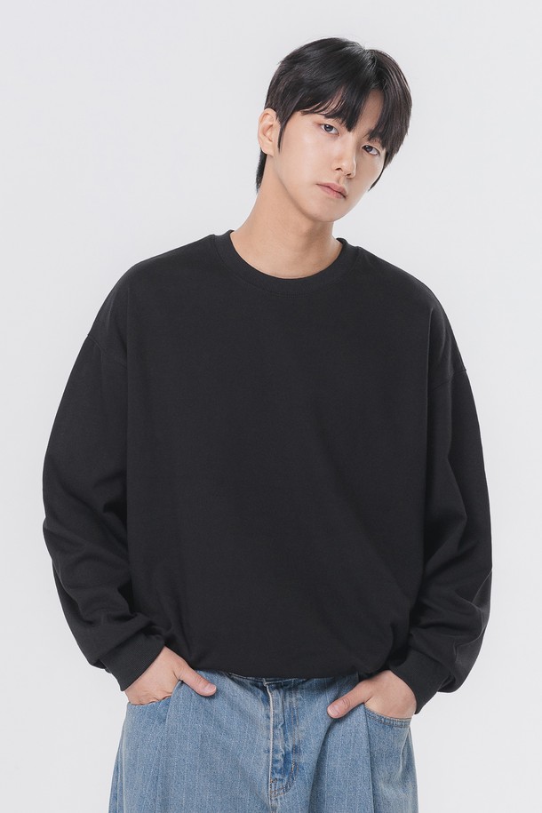 페이크 밴딩 자동넣입 맨투맨 티셔츠 MAR334는 베이직하고 캐주얼한 스타일의 공용 맨투맨입니다. 부드러운 촉감의 면, 폴리에스테르 혼방 고밀도 원단으로 제작되어 봄, 가을, 겨울철 데일리룩에 활용하기 좋습니다. 밴딩 디테일과 자동 넣입 디자인으로 편안한 착용감을 선사하며, 두꺼운 두께감과 긴 소매 기장으로 보온성을 높였습니다. 블랙과 그레이 두 가지 색상으로 출시되었으며, 삼봉 봉제 마감과 더블 스티치로 튼튼하게 제작되었습니다.
