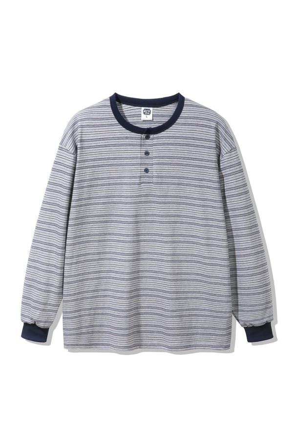 블루밍 3버튼 헨리넥 긴팔 티셔츠 AVT951 (3 COLOR)는 봄, 가을 시즌에 어울리는 캐주얼 티셔츠입니다. 편안한 핏의 긴 소매 디자인으로, 헨리넥과 3버튼 디테일이 특징입니다. 베이직한 스타일의 단가라(스트라이프) 패턴으로 제작되어 다양한 코디에 활용하기 좋습니다. 동네 마실룩, 산책룩, 봄 소풍룩 등 편안한 TPO에 맞춰 미니멀하고 클래식한 스타일을 연출해보세요. 
