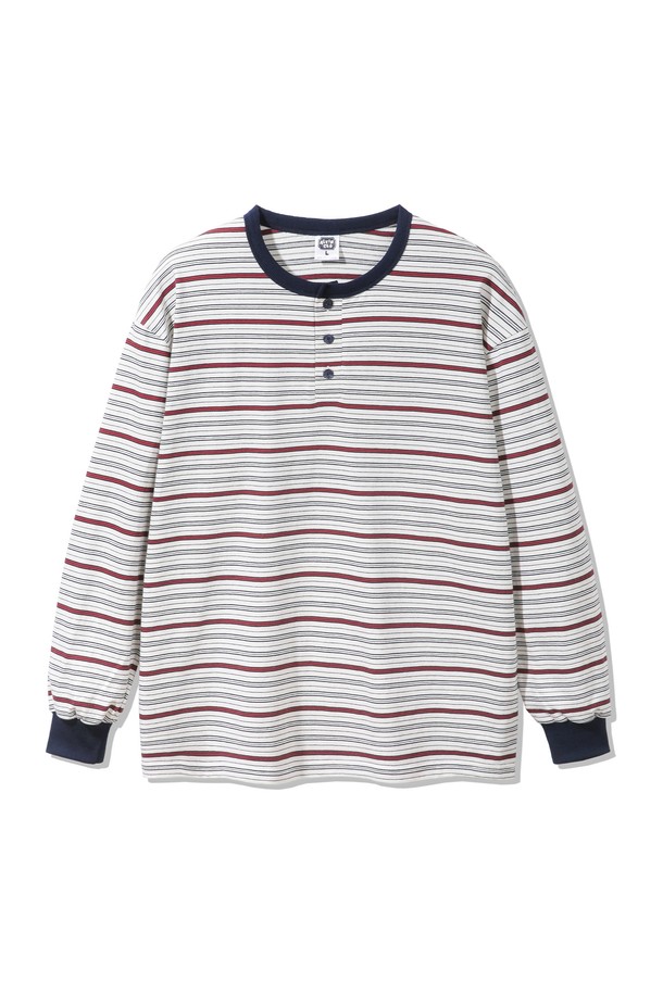 블루밍 3버튼 헨리넥 긴팔 티셔츠 AVT951 (3 COLOR)는 캐주얼, 미니멀 스타일을 즐기는 분들을 위한 데이트룩, 여행룩 아이템입니다. 봄, 가을 시즌에 적합하며, 부드러운 촉감의 면 소재로 제작되어 편안한 착용감을 선사합니다. 헨리넥 디자인과 3버튼 디테일이 특징이며, 레귤러핏으로 제작되어 편안하게 착용 가능합니다. 화이트, 네이비, 레드의 세 가지 컬러 스트라이프 패턴으로 출시되어 다양한 스타일 연출에 용이합니다.
