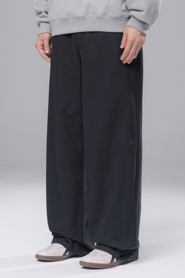 "Semi wide embroidered 코튼팬츠 BK7819_네이비"는 부드러운 촉감의 면 소재로 제작되어 편안한 착용감을 선사합니다. 세미 와이드 핏과 스트레이트 핏으로, 깔끔하고 자연스러운 실루엣을 연출하며, 밑단까지 여유있는 핏으로 활동성을 높였습니다. 얇은 두께감으로 봄, 여름, 가을 시즌에 활용하기 좋으며, 미니멀한 스타일을 위한 포인트 자수 디테일이 돋보입니다. 밴딩 비조 처리로 벨트 없이도 사이즈 조절이 용이하여, 출근룩과 데이트룩 등 다양한 TPO에 활용 가능합니다. 데일리 팬츠로 활용하기 좋은 디자인과 마감으로, 미니멀, 클래식, 캐주얼 스타일을 즐기는 남성분들께 추천합니다.
