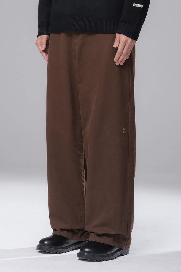 세미 와이드 자수 코튼 팬츠 BK7819_브라운은 캐주얼, 미니멀, 클래식 스타일을 아우르는 데일리 코튼 팬츠입니다. 브라운 컬러의 긴 기장으로, 세미 와이드 핏을 제공하여 편안하면서도 스타일리시한 실루엣을 연출합니다. 면 소재로 제작되어 부드러운 촉감을 선사하며, 자수 디테일이 돋보이는 디자인입니다. 
