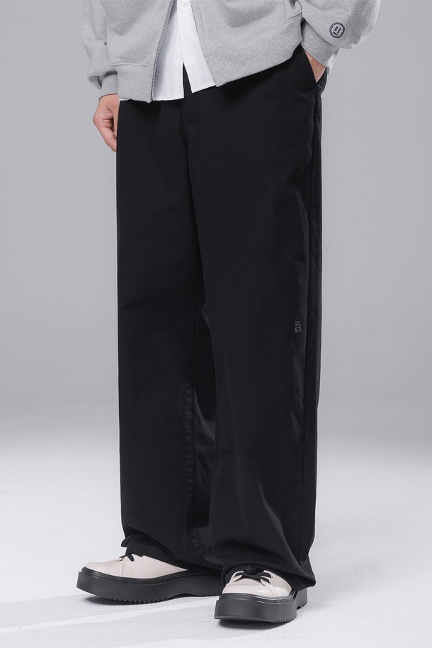 블랙 색상의 Semi wide embroidered 코튼팬츠 BK7819는 남성용 코튼 팬츠입니다. 봄, 여름, 가을 계절에 착용하기 좋은 얇은 두께의 긴 기장 와이드 핏 바지로, 루즈한 핏과 부드러운 촉감이 특징입니다. 베이직하고 캐주얼한 스타일을 연출하며, 자수 디테일이 포인트로 더해져 데이트룩이나 카페룩에 활용하기 좋습니다. 미니멀, 클래식 스타일을 선호하는 분들께 추천합니다.
