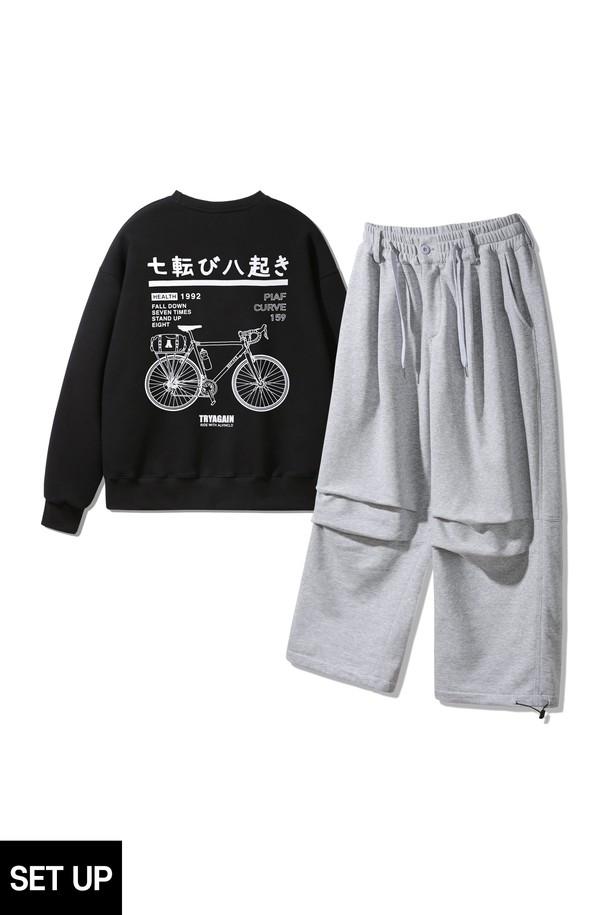 **[SET] 바이시클 맨투맨 벨트 루프 벌룬 스웨트 팬츠 셋업**은 남녀 공용으로 착용 가능한 캐주얼 및 스트릿 스타일의 셋업입니다. 두껍고 부드러운 면과 폴리에스테르 혼방 소재로 제작되어 봄, 가을, 겨울철에 따뜻하게 입을 수 있습니다. 오트밀, 그레이, 블랙 세 가지 색상으로 출시되었으며, "HEALTH 1992" 텍스트 그래픽, "FALL DOWN SEVEN TIMES STAND UP EIGHT" 텍스트 그래픽, 바이시클 디자인이 프린팅되어 유니크한 포인트를 더합니다. 라운드넥 오버핏 맨투맨과 벨트 루프 벌룬 스웨트 팬츠로 구성되어 편안하면서도 개성 있는 동네 마실룩, 캠핑룩, 미니멀 스타일을 연출하기 좋습니다.
