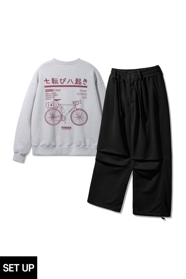 [SET] 바이시클 맨투맨 벨트 루프 벌룬 스웨트 팬츠 셋업은 편안함과 스타일을 동시에 만족시키는 공용 의류 세트입니다. 그레이와 블랙 두 가지 색상으로 출시되어 어떤 코디에도 쉽게 매치할 수 있으며, 캐주얼 및 스포티 무드를 연출합니다. 봄, 가을, 겨울 세 계절 모두 착용 가능하며, 두꺼운 면 소재로 제작되어 부드러운 촉감을 선사합니다. 바이시클 프린트가 돋보이는 레귤러핏 맨투맨과 셋업으로, 가을 나들이룩이나 겨울 데일리룩에 활용하기 좋습니다. 
