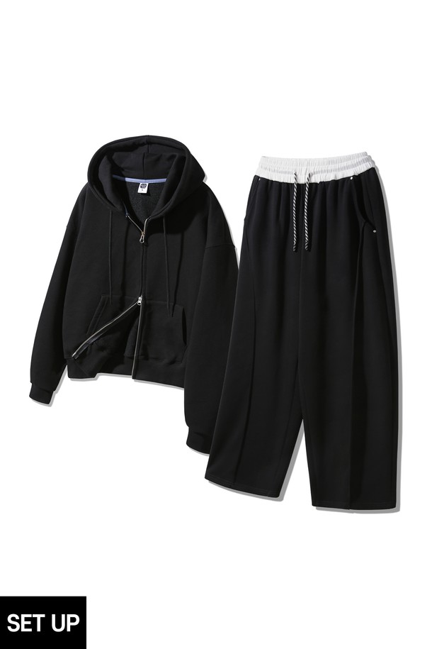 [SET] 베이직 크롭 후드집업 스트링 밴딩 포인트 팬츠 셋업은 봄, 가을에 어울리는 데일리 룩을 위한 완벽한 선택입니다. 부드러운 면 소재로 제작되어 편안한 착용감을 선사하며, 레귤러핏으로 제작되어 활동성을 높였습니다. 상의는 기본 디자인의 후드 집업, 하의는 스트링 밴딩 디테일의 크롭 기장 트레이닝 팬츠로 구성되어 캐주얼하고 미니멀한 스타일을 연출합니다. 동네 마실, 집콕, 산책 등 다양한 TPO에 활용 가능하며, 베이직하고 스포티한 무드를 더해줍니다. 블랙 색상으로 어떤 스타일에도 쉽게 매치할 수 있는 활용도 높은 세트 상품입니다.
