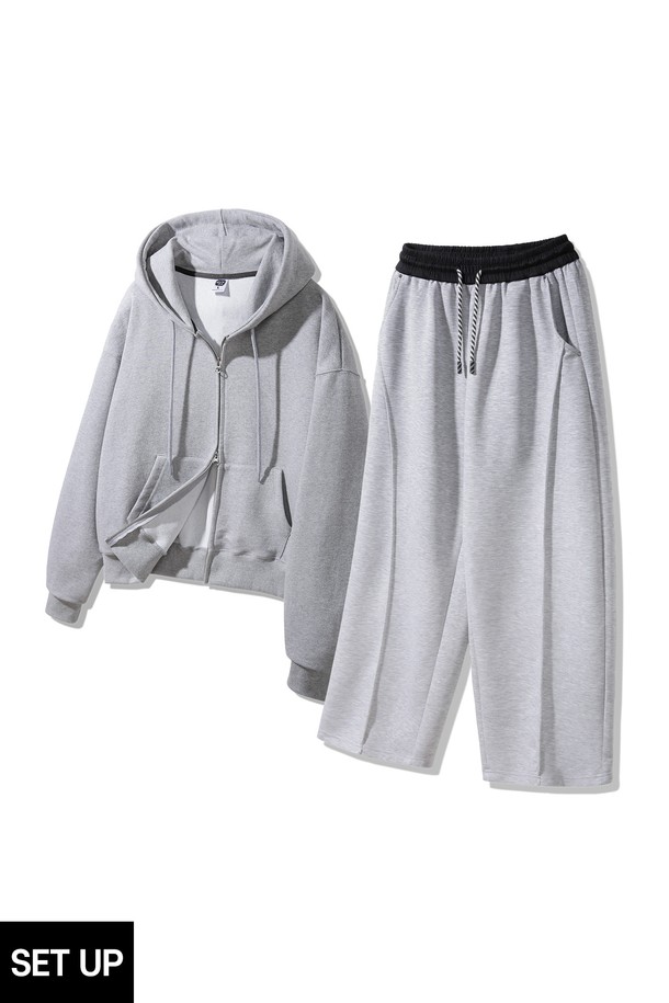 [SET] 베이직 크롭 후드집업 스트링 밴딩 포인트 팬츠 셋업은 편안함과 스타일을 동시에 만족시키는 공용 셋업입니다. 부드러운 면 소재로 제작되어 뛰어난 착용감을 선사하며, 루즈핏으로 편안한 활동성을 보장합니다. 캐주얼하고 미니멀한 스타일로 동네 마실룩이나 여행룩에 적합하며, 그레이 컬러의 무지 디자인이 심플하면서도 세련된 느낌을 줍니다. 후드집업과 밴딩 팬츠의 조화는 활동성을 높여주며, 스트링 디테일로 포인트를 더했습니다. 봄, 가을 시즌에 활용하기 좋은 베이직한 아이템입니다.
