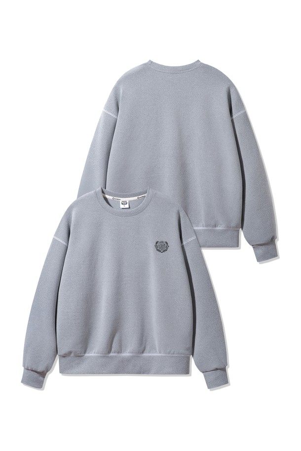 셀라 더블 사이드 브러쉬 오버핏 맨투맨 MAR342 (4 COLOR)는 부드러운 촉감의 폴리에스테르와 스판덱스 혼방 소재로 제작되어 편안한 착용감을 선사합니다. 넉넉한 오버핏에 레귤러 기장으로, 캐주얼하고 베이직한 스타일을 연출하며, 라운드넥 디자인으로 어떤 룩에도 잘 어울립니다. 더블 사이드 브러쉬 가공과 트리플 스티치 디테일이 돋보이며, 수축과 변형을 최소화하는 텀블 가공으로 실용성을 더했습니다. 네이비 컬러에 레터링과 자수 패턴이 포인트로 들어가, 동네 마실룩이나 겨울 데일리룩에 활용하기 좋습니다.
