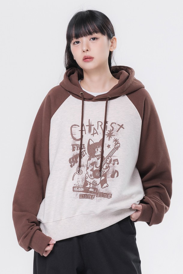 카타리스트 래글런 크롭 후드티 AVH330은 편안한 착용감의 면 소재로 제작된 공용 후드티입니다. 래글런 소매 디자인과 넉넉한 핏으로 활동성을 높였으며, 캐주얼한 스타일 연출에 용이합니다. 봄, 가을, 겨울 세 계절 모두 활용 가능하며, 브라운과 화이트 두 가지 색상으로 출시되었습니다. 크롭 기장으로 트렌디함을 더했으며, 두꺼운 두께감으로 따뜻하게 착용할 수 있습니다.
