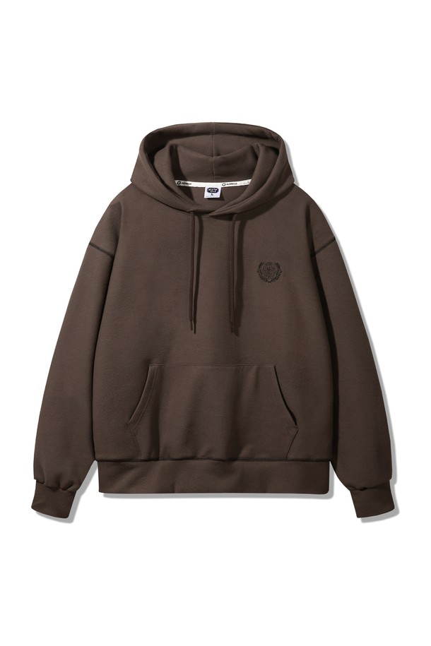 셀라 더블 사이드 브러쉬 오버핏 후드티 AVH343 (4 COLOR)는 미니멀하고 캐주얼한 스타일을 추구하는 남녀 모두에게 적합한 상의입니다. 가을, 겨울 시즌에 어울리는 두꺼운 두께감의 후드티로, 부드러운 촉감의 더블 사이드 브러쉬 원단을 사용하여 편안한 착용감을 선사합니다. 넉넉한 오버핏으로 제작되었으며, 텐터 텀블 가공 처리를 통해 수축 및 변형을 최소화했습니다.  자수 패턴과 보강 스티치 디테일이 돋보이며, GRAY, BROWN 두 가지 색상으로 만나볼 수 있습니다. 긴 소매 기장의 레귤러 기장으로, 일상에서 편안하게 활용하기 좋습니다.
