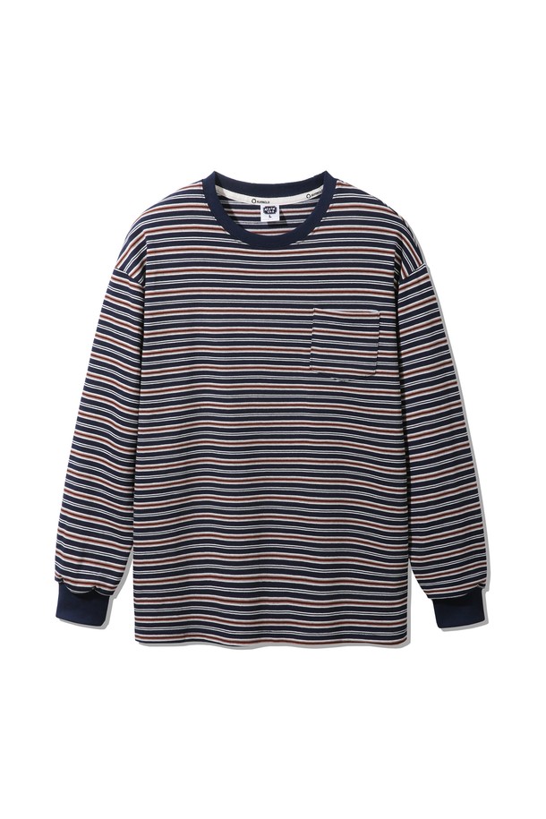 HENA(헤나) 스트라이프 포켓 긴팔 티셔츠 AVT949는 베이직하고 캐주얼한 스타일을 선호하는 분들을 위한 긴팔 티셔츠입니다. 봄, 가을에 적합하며, 릴랙스 핏으로 편안하게 착용할 수 있습니다. 부드러운 면 소재로 제작되었으며, 가슴 포켓 디테일과 넥라인 및 소매 배색으로 포인트를 더했습니다. 라운드넥 디자인에 중간 두께감으로 간절기부터 늦가을까지 즐겨 입기 좋습니다. 출근룩, 산책룩 등 다양한 상황에서 캐주얼, 클래식, 미니멀 스타일로 연출하기 좋습니다.
