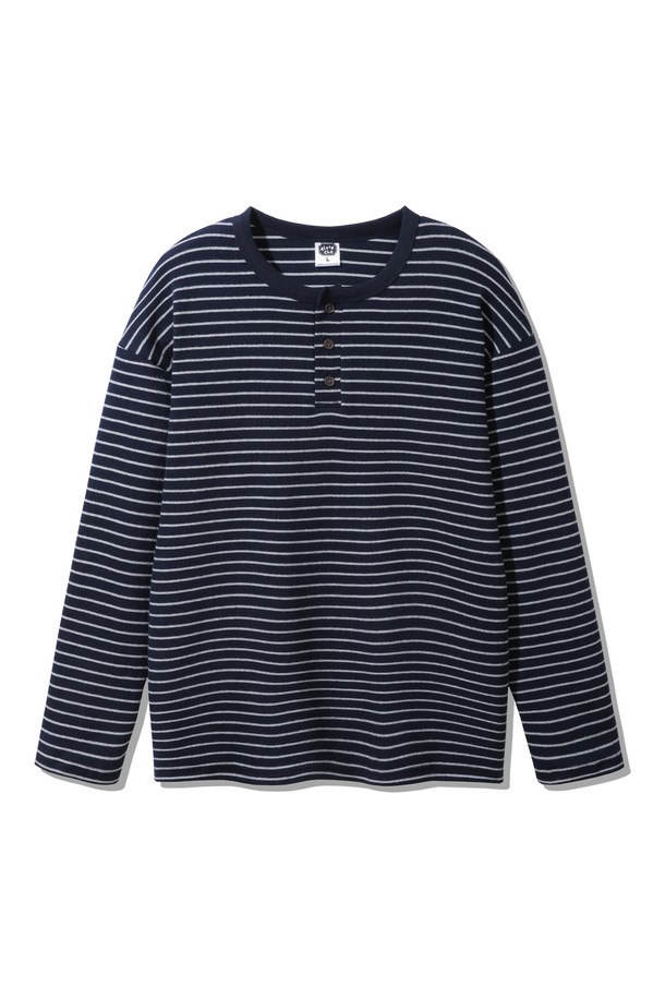 피치 스트라이프 3버튼 헨리넥 긴팔 티셔츠(AVT953)는 부드러운 터치감을 자랑하는 남녀 공용 긴팔 티셔츠입니다. OATMEAL, CHARCOAL, NAVY 세 가지 색상으로 출시되었으며, 캐주얼 및 베이직 스타일을 연출하기 좋습니다. 얇은 두께감으로 봄, 가을 간절기에 활용하기 좋으며, 스트라이프 패턴이 돋보입니다. 피치가공으로 안팎 모두 부드러운 촉감을 선사하며, 텀블워싱 및 세탁 가공을 통해 수축과 변형을 최소화했습니다. 3버튼 헨리넥 디자인으로 포인트를 더했습니다.
