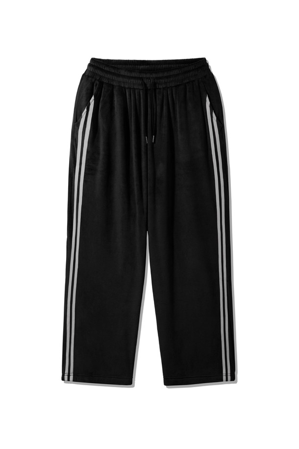 벨벳 트랙 와이드 밴딩 팬츠 DLX2963 (3 COLOR)는 부드러운 촉감의 벨벳 소재로 제작된 반바지입니다. 얇은 두께감으로 봄, 여름, 가을 시즌에 활용하기 좋으며, 루즈핏 와이드 디자인으로 편안한 착용감을 선사합니다. 허리 밴딩 처리로 활동성을 높였으며, 스포티와 캐주얼 무드를 동시에 연출할 수 있습니다. 블랙 컬러에 사이드 라인 디테일과 스트라이프 패턴이 더해져 트렌디한 스타일을 완성합니다. 일상 및 스포츠 활동 모두에 적합한 아이템입니다.
