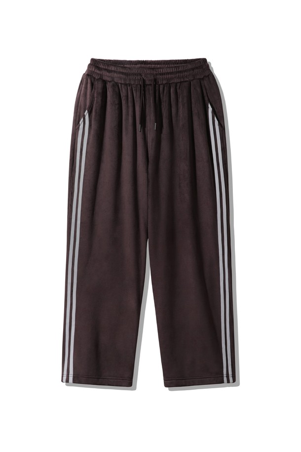 벨벳 트랙 와이드 밴딩 팬츠 DLX2963 (3 COLOR)는 부드러운 촉감의 벨벳 소재로 제작되어 편안한 착용감을 선사합니다. 넉넉한 루즈핏 와이드 실루엣에 밴딩 허리 디자인으로 활동성을 높였으며, 블랙, 브라운, 그레이 3가지 컬러로 출시되었습니다. 봄, 가을, 겨울 계절에 일상복이나 스포츠 활동 시 모두 활용 가능하며, 사이드 라인 디테일로 스포티하고 캐주얼한 무드를 연출합니다. 여행룩, 캠핑룩 등 다양한 TPO에 미니멀, 스포티, 캐주얼 스타일을 더해 보세요.
