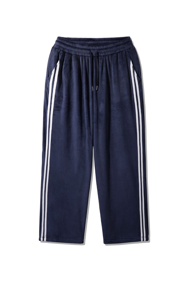 벨벳 트랙 와이드 밴딩 팬츠 DLX2963 (3 COLOR)는 부드러운 촉감의 벨벳 소재를 사용하여 제작된 트랙 팬츠입니다. 일상과 스포츠 활동 모두에 적합하며, 스포티하면서도 캐주얼한 스타일을 연출합니다. 허리 밴딩 처리로 편안한 착용감을 제공하며, 와이드 핏으로 트렌디한 스타일을 더했습니다. 무지 디자인에 사이드 라인 디테일로 포인트를 주어 미니멀한 무드를 강조합니다. 사계절 내내 활용 가능한 실용적인 긴 기장의 바지입니다.
