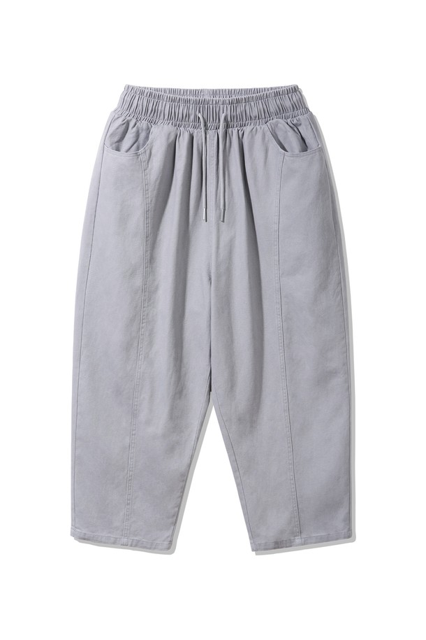 데일리 코튼 슬릿 벌룬핏 밴딩 팬츠 DLX2960 (3 COLOR)는 부드러운 면 소재로 제작되어 편안한 착용감을 선사합니다. 루즈핏의 벌룬 실루엣과 밴딩 허리, 슬릿 디테일이 더해져 캐주얼하면서도 스타일리시한 무드를 연출합니다. 봄, 여름 시즌에 활용하기 좋은 얇은 두께감으로, 여행룩, 산책룩, 휴가룩 등 다양한 TPO에 매치하기 좋습니다. 무지 디자인과 그레이 컬러로 미니멀, 시티보이 스타일을 즐기는 분들께 추천합니다. 세 가지 컬러 옵션으로 제공되어, 취향에 맞게 선택할 수 있습니다.
