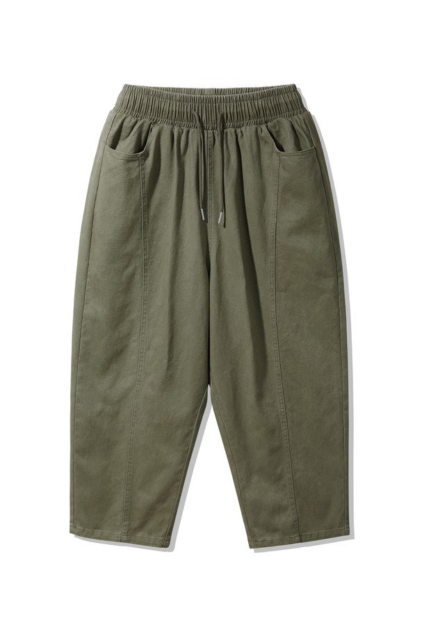 데일리 코튼 슬릿 벌룬핏 밴딩 팬츠 DLX2960 (3 COLOR)는 여름철 시원하게 착용하기 좋은 반바지입니다. 면 소재로 제작되어 부드러운 촉감과 편안한 착용감을 선사하며, 루즈핏과 벌룬핏 디자인으로 활동성을 높였습니다. 허리 밴딩 처리로 편안함을 더하고, 옆트임 디테일이 시원한 느낌을 더합니다. 카키와 올리브 2가지 색상으로 출시되어, 캐주얼하고 베이직한 스타일을 연출하기 좋습니다.
