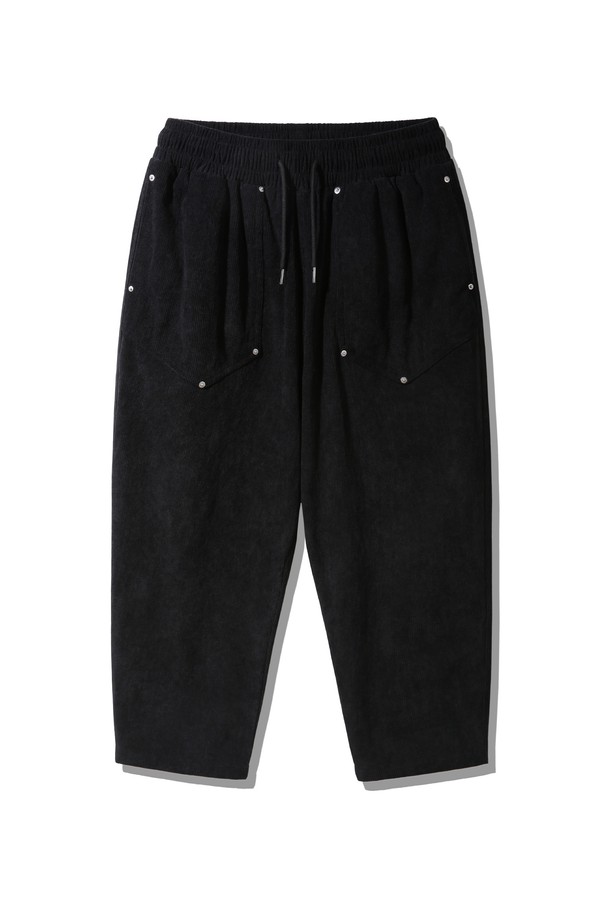 리벳 포인트 벌룬핏 코듀로이 밴딩 팬츠 DLX2954 (3 COLOR)는 캐주얼, 미니멀, 클래식 스타일을 아우르는 공용 코듀로이 팬츠입니다. 가을과 겨울에 어울리는 두꺼운 두께감과 부드러운 촉감의 코듀로이 소재로 제작되어 편안한 착용감을 선사합니다. 허리 밴딩 처리로 활동성을 높였으며, 벌룬핏 디자인으로 트렌디한 스타일을 연출합니다. 출근룩과 캠핑룩 등 다양한 TPO에 활용 가능하며, 블랙 색상으로 어떤 상의와도 쉽게 매치할 수 있습니다. 리벳 포인트 디테일이 밋밋함을 덜어주어 포인트를 더합니다.
