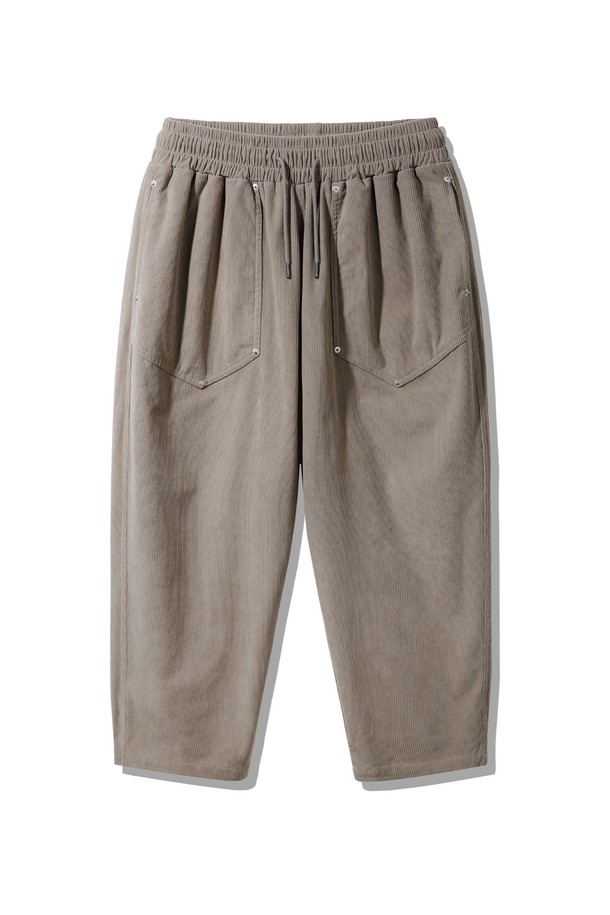 리벳 포인트 벌룬핏 코듀로이 밴딩 팬츠 DLX2954는 부드러운 촉감의 코듀로이 소재로 제작되어 가을, 겨울 시즌에 따뜻하게 착용하기 좋습니다. 캐주얼, 미니멀, 시티보이 스타일을 연출하기 좋으며, 루즈핏 벌룬핏으로 편안한 착용감을 선사합니다. 베이지, 그레이 2가지 색상으로 출시되었으며, 허리 밴딩과 리벳 디테일이 특징입니다. 산책룩, 캠핑룩 등 다양한 TPO에 활용 가능하며, 두께감 있는 원단으로 포근함을 더했습니다.
