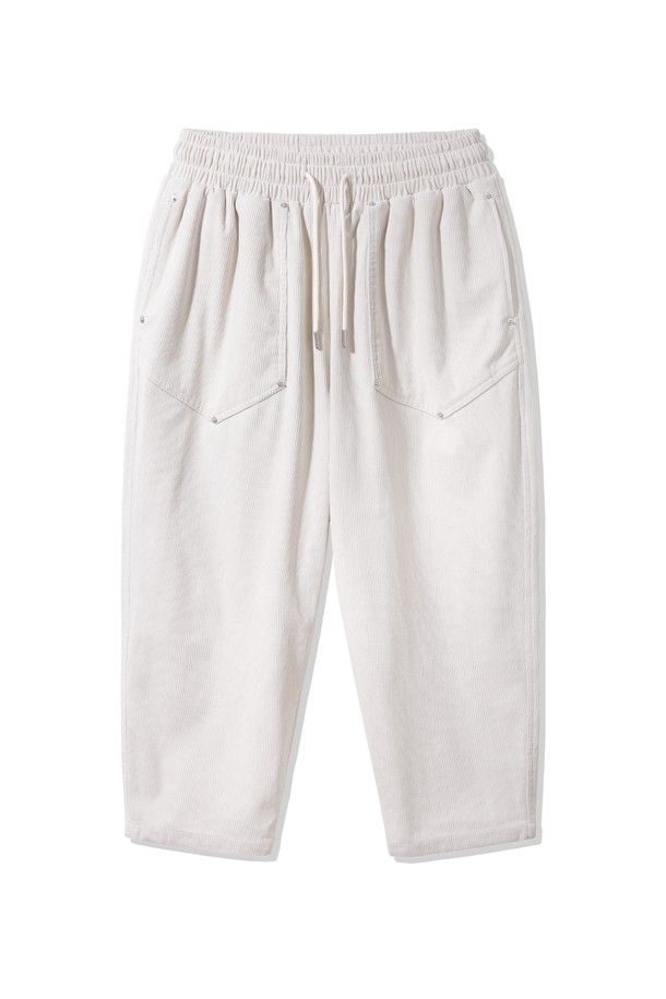 리벳 포인트가 돋보이는 벌룬핏 코듀로이 밴딩 팬츠입니다. 넉넉한 루즈핏으로 편안한 착용감을 선사하며, 캐주얼하고 미니멀한 스타일을 연출합니다. 산책룩에 어울리는 이 팬츠는 봄, 가을에 적합하며, 무지 디자인의 화이트 컬러로 다양한 상의와 매치하기 좋습니다. 부드러운 코듀로이 소재와 밴딩 허리, 리벳 포인트 디테일이 특징입니다.
