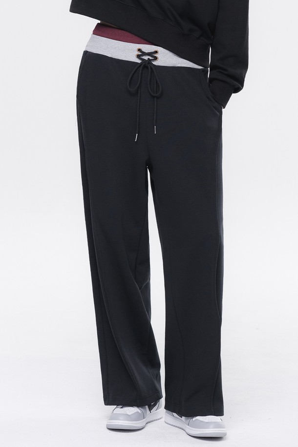 스트링 포인트 컬러 밴딩 스웨트 팬츠 DLX2983 (2 COLOR)는 부드러운 면 소재로 제작되어 편안한 착용감을 선사합니다. 일상, 집콕룩, 산책룩 등 다양한 TPO에 활용 가능한 캐주얼, 스포티, 미니멀 스타일의 스웨트 팬츠입니다. 허리 밴딩과 밴딩 디테일로 활동성을 높였으며, 루즈핏으로 편안한 착용감을 제공합니다. 봄, 가을, 겨울 모두 활용 가능한 두께감으로 오랫동안 즐겨 입을 수 있습니다. 무지 디자인에 블랙 컬러로 어떤 상의와도 쉽게 매치할 수 있습니다.
