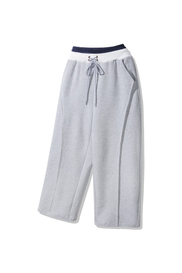 스트링 포인트 컬러 밴딩 스웨트 팬츠 DLX2983 (2 COLOR)는 편안하고 스타일리시한 일상룩을 위한 스웨트 팬츠입니다. 부드러운 면 소재로 제작되어 편안한 착용감을 제공하며, 루즈핏으로 활동성을 높였습니다. 허리 밴딩과 스트링 디테일로 사이즈 조절이 용이하며, 캐주얼, 스포티, 미니멀 스타일을 연출하기 좋습니다. 무지 디자인에 그레이 컬러로 어떤 상의와도 쉽게 매치할 수 있으며, 봄, 가을에 적합한 두께감입니다.
