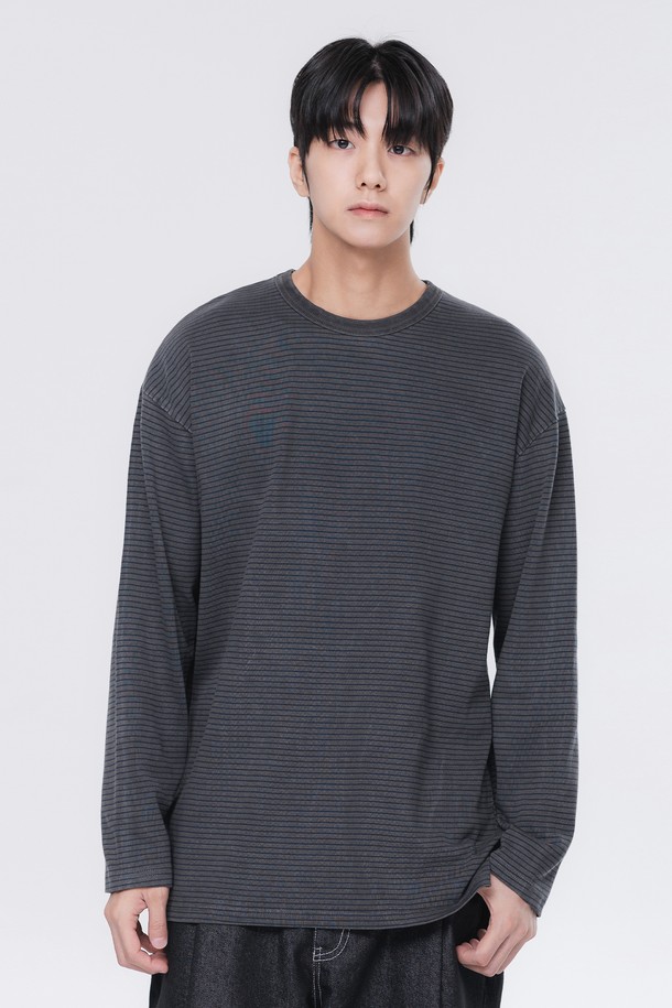 피그먼트 스트라이프 롱슬리브 티셔츠 DLX2979 (3 COLOR)는 남성용 상의 티셔츠입니다. 봄, 가을 시즌에 적합하며, 캐주얼과 베이직 스타일을 연출할 수 있습니다. 부드러운 면 소재로 제작되었으며, 얇은 두께감과 레귤러핏으로 편안한 착용감을 선사합니다. 라운드넥과 긴 소매, 스트라이프 패턴이 특징이며, 그레이와 블랙 두 가지 색상으로 만나볼 수 있으며, 피그먼트 워싱 처리로 자연스러운 분위기를 더했습니다. 미니멀, 클래식 스타일을 선호하는 분들께 추천합니다.
