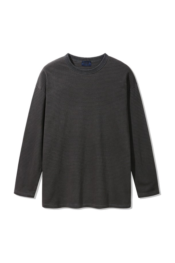 피그먼트 스트라이프 롱슬리브 티셔츠 DLX2979는 베이직한 스타일의 공용 티셔츠입니다. 봄, 가을에 산책룩, 캐주얼, 미니멀, 클래식 스타일로 연출하기 좋습니다. 면 소재의 레귤러핏 긴소매 티셔츠로 라운드넥 디자인과 스트라이프 패턴이 특징입니다. 피그먼트 워싱 처리로 자연스러운 색감과 부드러운 촉감을 선사합니다.
