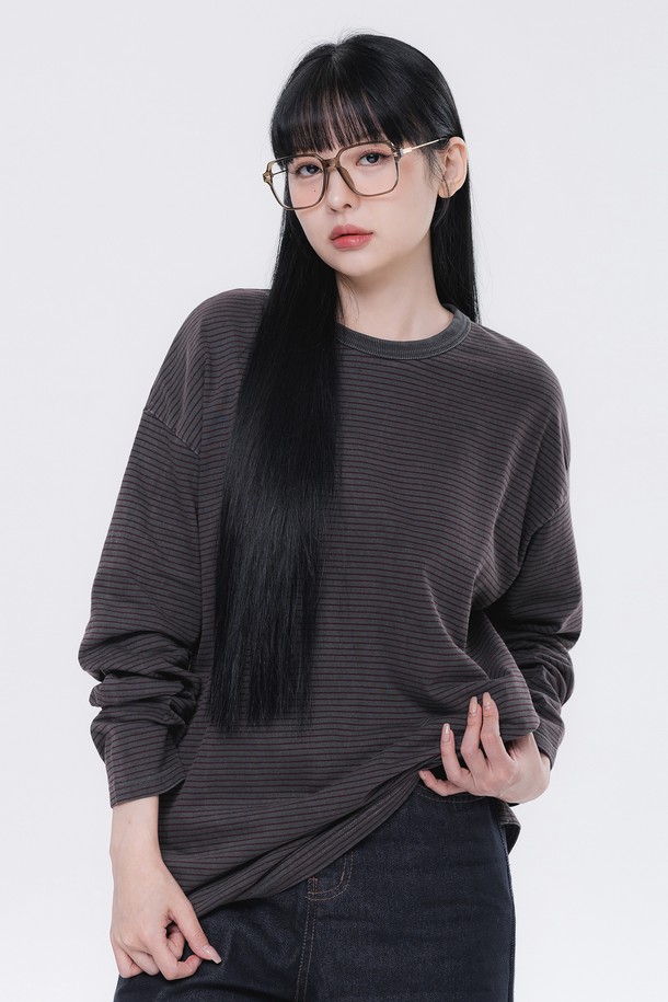 피그먼트 스트라이프 롱슬리브 티셔츠 DLX2979는 베이직한 스타일의 공용 티셔츠로, 봄, 가을에 산책룩으로 연출하기 좋습니다. 면 소재로 제작되어 편안한 착용감을 선사하며, 레귤러 핏과 라운드넥 디자인으로 깔끔한 실루엣을 연출합니다. 긴 소매와 스트라이프 패턴이 캐주얼, 미니멀, 클래식 스타일을 모두 아우르는 매력을 더합니다. 피그먼트 워싱 처리로 자연스러운 멋을 살린, 데일리 아이템으로 활용하기 좋은 티셔츠입니다.
