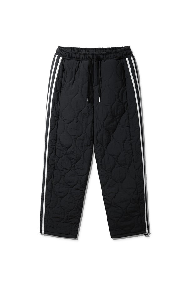 겨울철, 웜 퀄티드 라인 패딩 팬츠 DLX2956 (3 COLOR)는 포근함과 스타일을 동시에 만족시키는 필수 아이템입니다. 부드러운 폴리에스테르 소재에 퀄팅 디테일을 더해 보온성을 높였으며, 레귤러핏 디자인으로 편안한 착용감을 제공합니다. 블랙 색상으로 어떤 스타일에도 쉽게 매치할 수 있으며, 캐주얼, 스포티, 미니멀 무드를 연출하기 좋습니다. 밴딩 처리된 허리 부분과 사이드 라인으로 활동성을 더했으며, 캠핑룩과 등산룩에도 활용하기 좋습니다. 추운 날씨에도 따뜻하고 스타일리시하게 연출해보세요.
