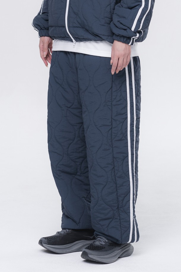 따뜻한 퀄티드 라인 패딩 팬츠 DLX2956 (3 COLOR)는 추운 겨울에도 따뜻하게 착용할 수 있는 남녀 공용 패딩 바지입니다. 네이비, 블랙, 그레이 3가지 색상으로 출시되어 다양한 스타일 연출이 가능하며, 밴딩 허리와 루즈핏으로 편안한 착용감을 제공합니다. 나일론과 폴리에스테르 혼방 소재로 제작되어 부드러운 촉감을 자랑하며, 퀄팅 디자인과 사이드 라인으로 스포티하면서도 캐주얼한 무드를 더했습니다. 일상 및 스포츠 활동 모두에 적합하며, 두꺼운 두께감으로 보온성을 높였습니다. 
