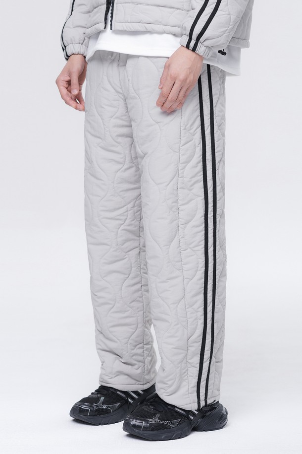 따뜻함을 강조한 웜 퀄티드 라인 패딩 팬츠 DLX2956입니다. 부드러운 촉감의 나일론과 폴리에스테르 혼방 소재로 제작되어 겨울철에도 포근하게 착용할 수 있습니다. 밴딩 처리된 허리와 레귤러 핏으로 편안한 착용감을 선사하며, 사이드 라인과 퀄팅 디테일이 스포티하면서도 캐주얼한 스타일을 연출합니다. 그레이, 블랙, 화이트 세 가지 색상으로 출시되어 다양한 캠핑룩과 일상 룩에 활용하기 좋습니다. 두꺼운 두께감으로 보온성을 높인 겨울 필수 아이템입니다.
