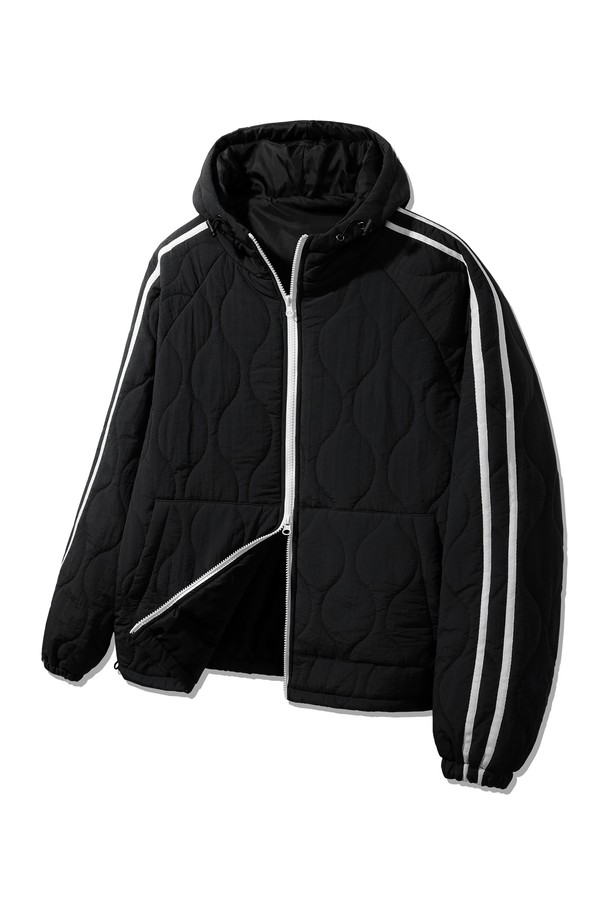 따뜻함을 선사하는 웜 퀄티드 후드 패딩 점퍼 DLX2957 (3 COLOR)입니다. 부드러운 촉감의 폴리에스테르 소재로 제작되어 편안한 착용감을 제공하며, 겨울철 추위로부터 몸을 보호해 줍니다. 캐주얼, 미니멀, 스포티 스타일을 모두 소화할 수 있는 활용도 높은 아이템입니다. 일상, 출근룩, 여행룩 등 다양한 TPO에 매치하여 스타일리시하게 연출해보세요. 무지 디자인에 레귤러핏으로 제작되어 유행을 타지 않고 오랫동안 즐겨 입을 수 있습니다.
