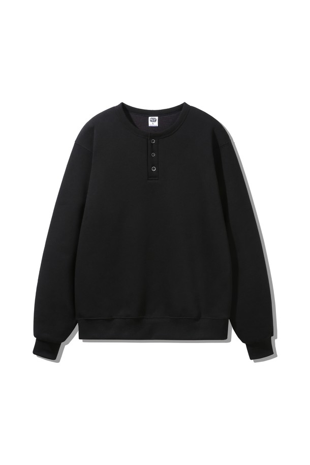 베이직 3버튼 헨리넥 스웨트 맨투맨 MAR669 (3 COLOR)는 부드러운 면 소재로 제작되어 편안한 착용감을 선사합니다. 헨리넥 디자인과 3버튼 디테일이 특징이며, 레귤러 핏으로 제작되어 다양한 스타일 연출에 용이합니다. 봄, 가을, 겨울 세 계절 모두 활용 가능하며, 일상복으로 활용하기 좋습니다. 블랙 컬러의 무지 디자인으로 미니멀, 클래식, 캐주얼 스타일을 즐기는 분들께 추천합니다. 긴 소매 기장의 두꺼운 두께감으로 따뜻함을 더했습니다.
