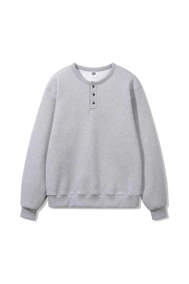 베이직 3버튼 헨리넥 스웨트 맨투맨 MAR669는 일상과 모임룩에 모두 잘 어울리는 캐주얼 스타일의 맨투맨입니다. 부드러운 면 소재로 제작되어 봄, 가을, 겨울 모두 착용 가능하며, 레귤러핏과 긴 소매 기장으로 편안한 착용감을 선사합니다. 헨리넥 디자인에 3버튼 디테일을 더해 미니멀하면서도 클래식한 무드를 연출합니다. 두꺼운 두께감으로 따뜻함을 유지하며, 무지 패턴의 그레이 컬러는 어떤 스타일에도 쉽게 매치할 수 있습니다.
