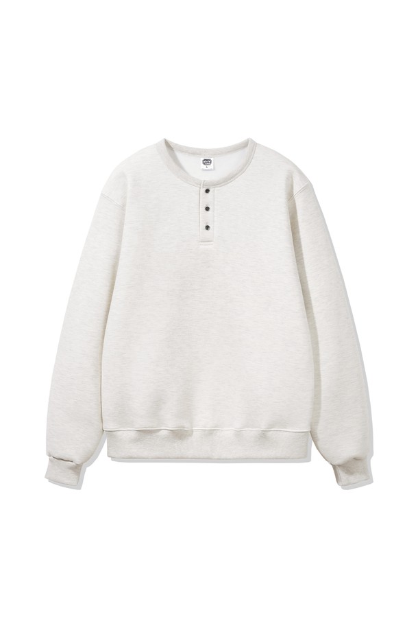 베이직 3버튼 헨리넥 스웨트 맨투맨 MAR669는 일상과 비즈니스 캐주얼에 모두 잘 어울리는 활용도 높은 상의입니다. 부드러운 면 소재로 제작되어 봄, 가을 간절기에 편안하게 착용하기 좋으며, 레귤러핏으로 제작되어 편안한 착용감을 선사합니다. 헨리넥 디자인과 3버튼 디테일이 더해져 캐주얼하면서도 미니멀한 무드를 연출합니다. 무지 디자인에 화이트 컬러로 어떤 스타일에도 쉽게 매치할 수 있어, 출근룩부터 데일리룩까지 폭넓게 활용 가능합니다. 긴 소매와 두꺼운 두께감으로 포근함을 더했습니다.
