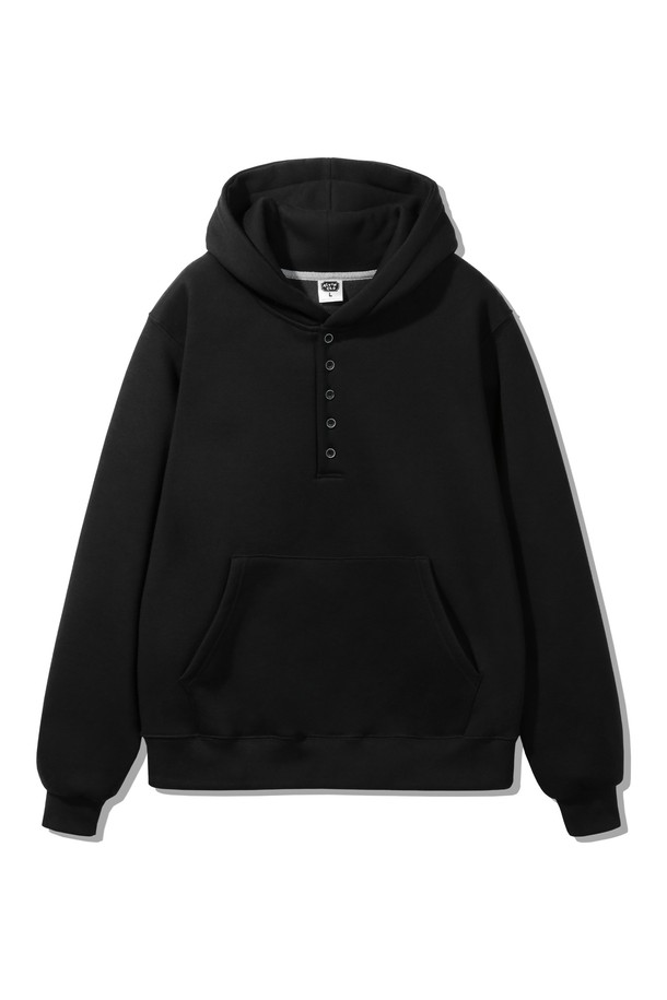 5버튼 헨리넥 오버핏 후드티 AVH665 (4 COLOR)는 부드러운 면 소재로 제작되어 편안한 착용감을 선사합니다. 헨리넥 디자인과 후드가 더해져 캐주얼하면서도 개성 있는 스타일을 연출하며, 오버핏으로 제작되어 트렌디한 핏을 제공합니다. 봄, 가을, 겨울 모두 활용 가능하며, 일상 속 집콕룩, 캐주얼, 미니멀, 클래식 스타일을 즐기는 분들께 추천합니다. 무지 디자인에 5개의 버튼 디테일이 포인트로, 심플하면서도 세련된 느낌을 더합니다. 블랙 컬러로 다양한 하의와 매치하기 용이합니다.
